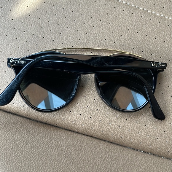 Ray ban sunglasss new condition with gold hardware - Picture 5 of 6